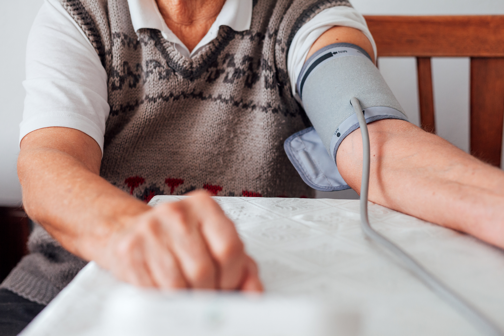 How to check blood pressure by hand: Methods and tips